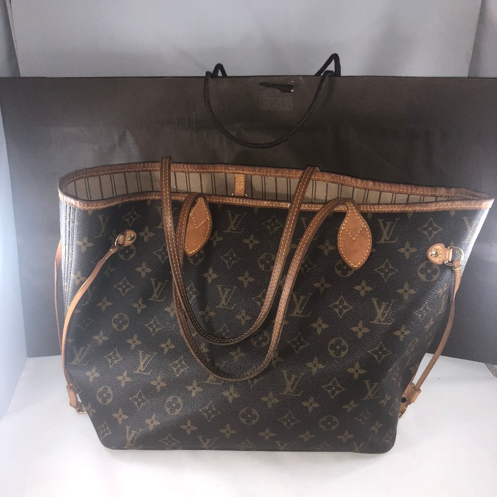 LOUIS VUITTON Neverfull MM Tote